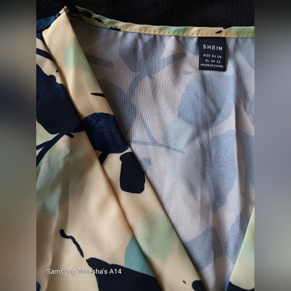 New without Tags. Shein V-neck sleeveless yellow floral blouse Women's Size XL - Picture 4 of 4